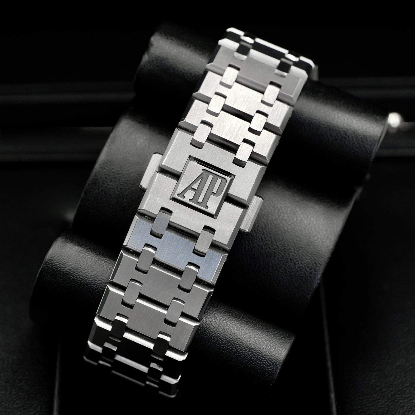Audemars Piguet Royal Oak Selfwinding Black Dial 15400ST - Full Set (2018)