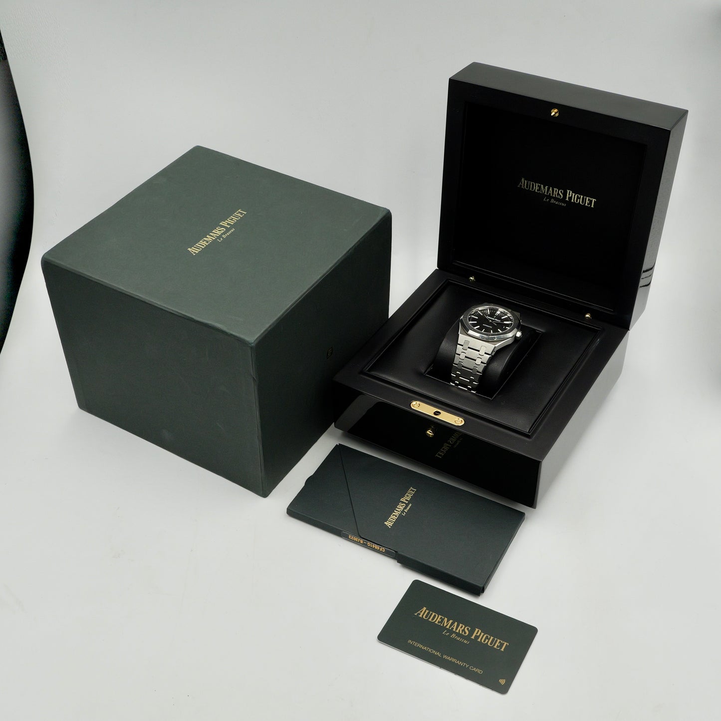 Audemars Piguet Royal Oak Selfwinding Black Dial 15400ST - Full Set (2018)