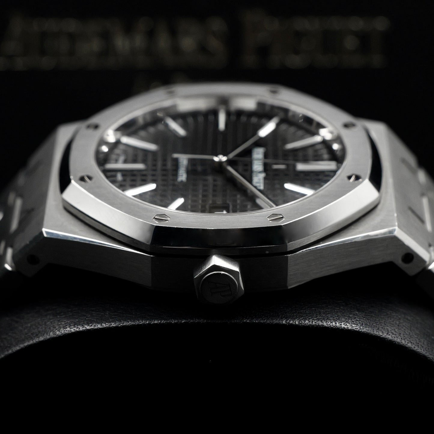 Audemars Piguet Royal Oak Selfwinding Black Dial 15400ST - Full Set (2018)