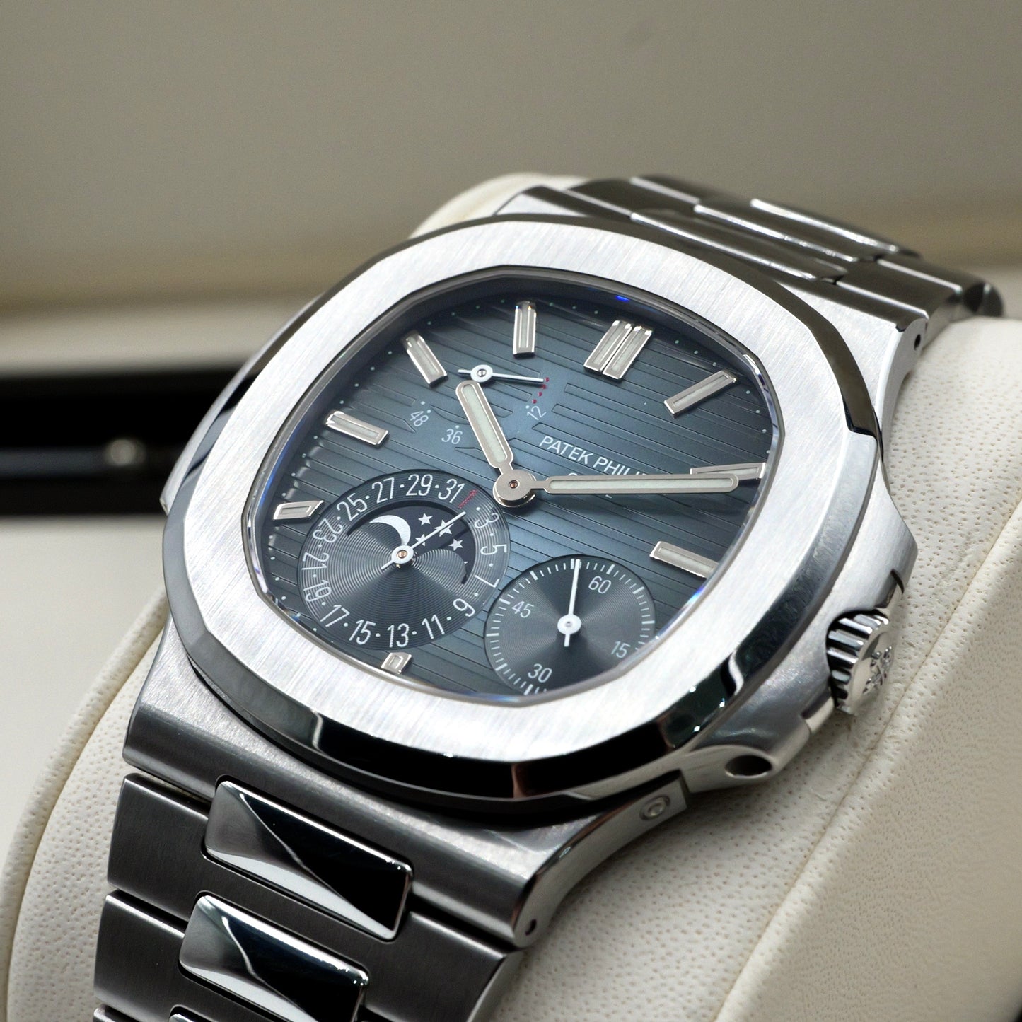 Patek Philippe Nautilus 5712/1A-001 - Full Set (2017)