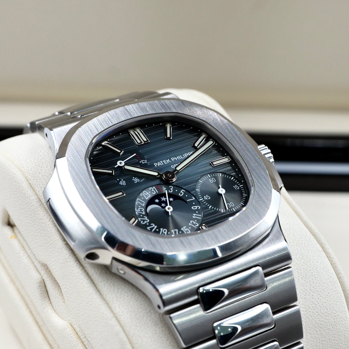 Patek Philippe Nautilus 5712/1A-001 - Full Set (2017)