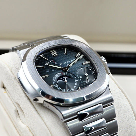 Patek Philippe Nautilus 5712/1A-001 - Full Set (2017)