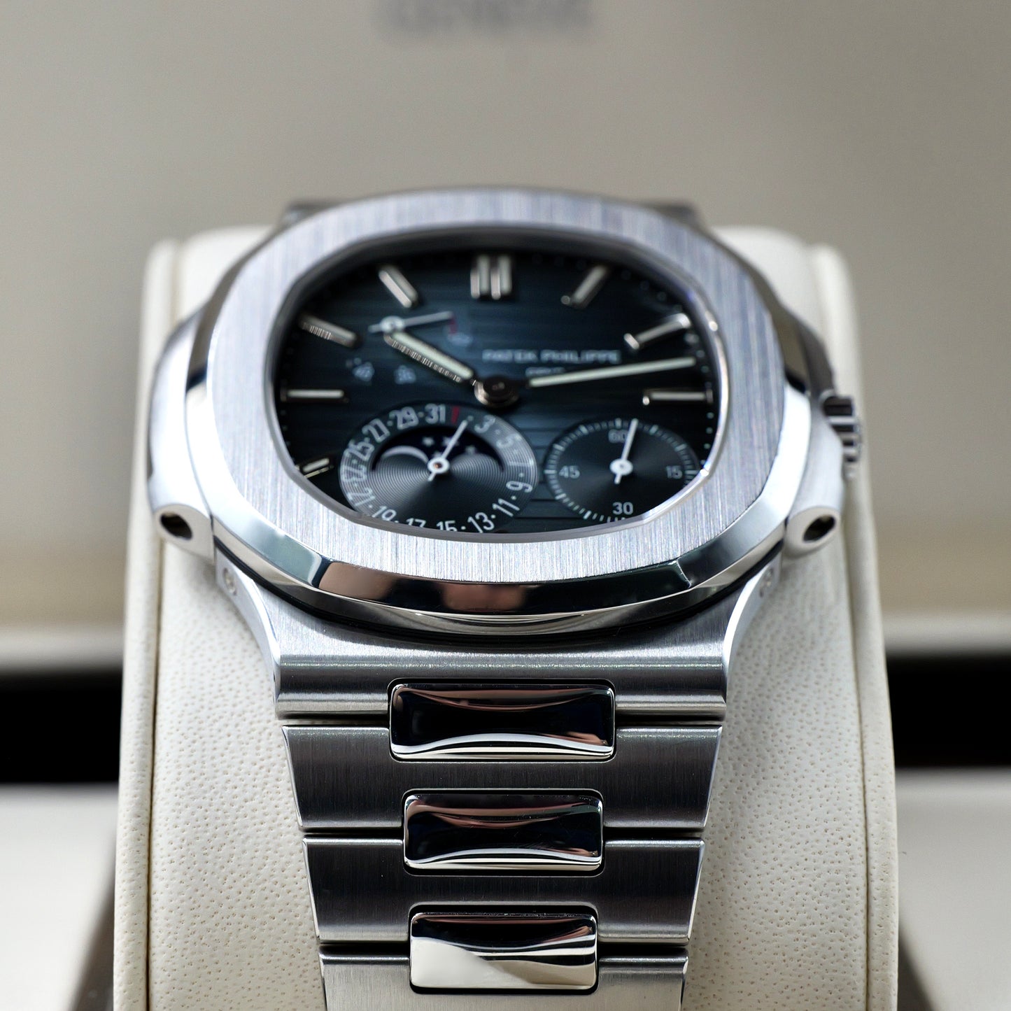 Patek Philippe Nautilus 5712/1A-001 - Full Set (2017)