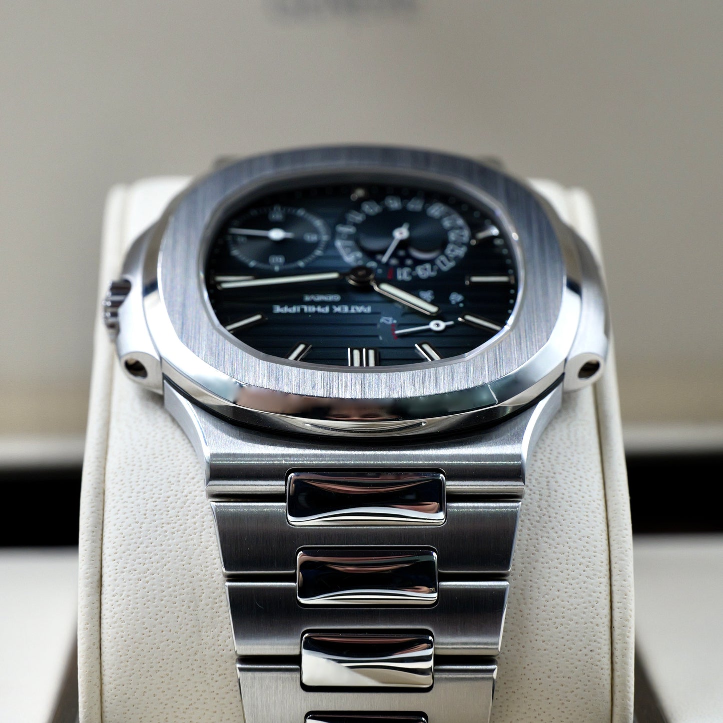 Patek Philippe Nautilus 5712/1A-001 - Full Set (2017)