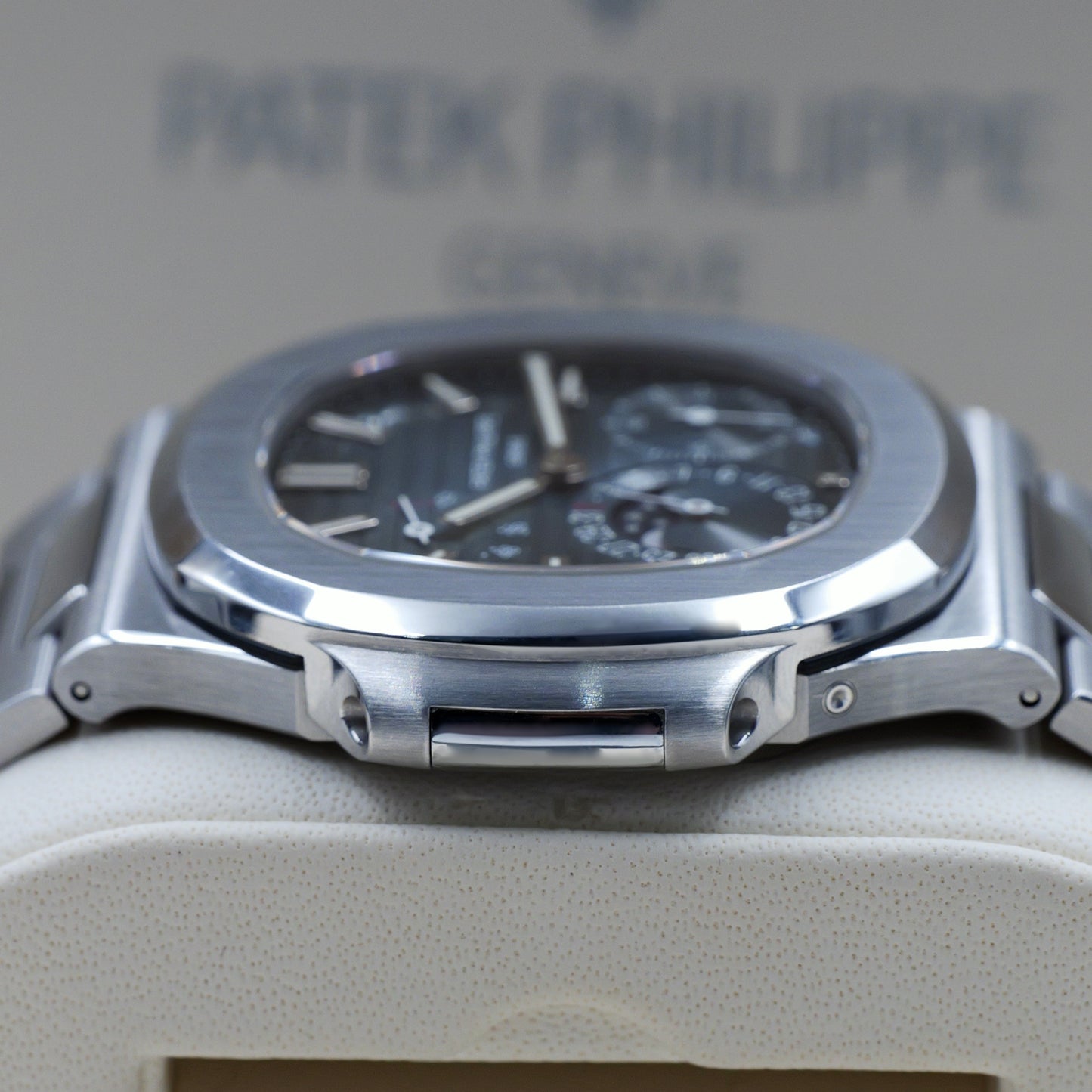 Patek Philippe Nautilus 5712/1A-001 - Full Set (2017)