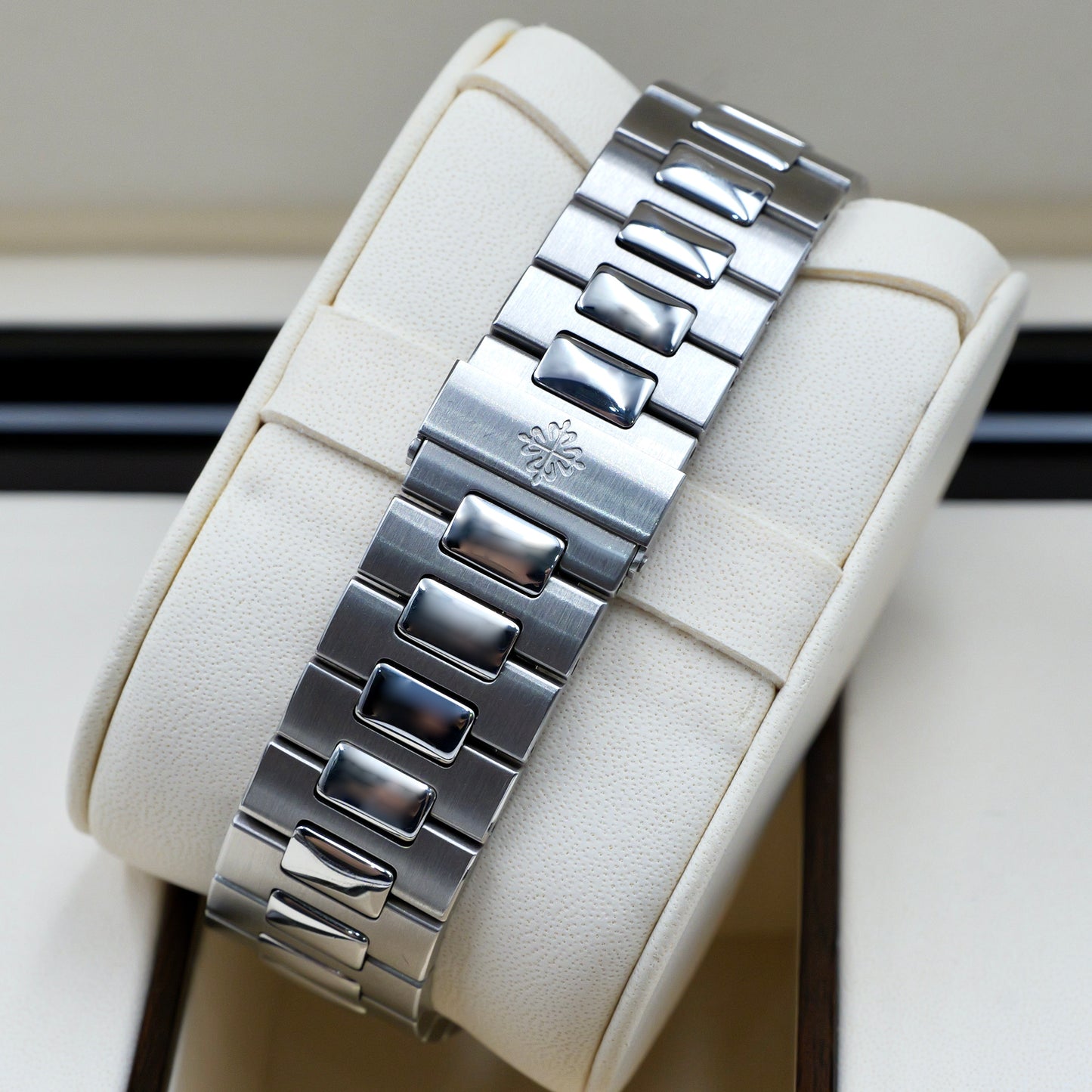 Patek Philippe Nautilus 5712/1A-001 - Full Set (2017)