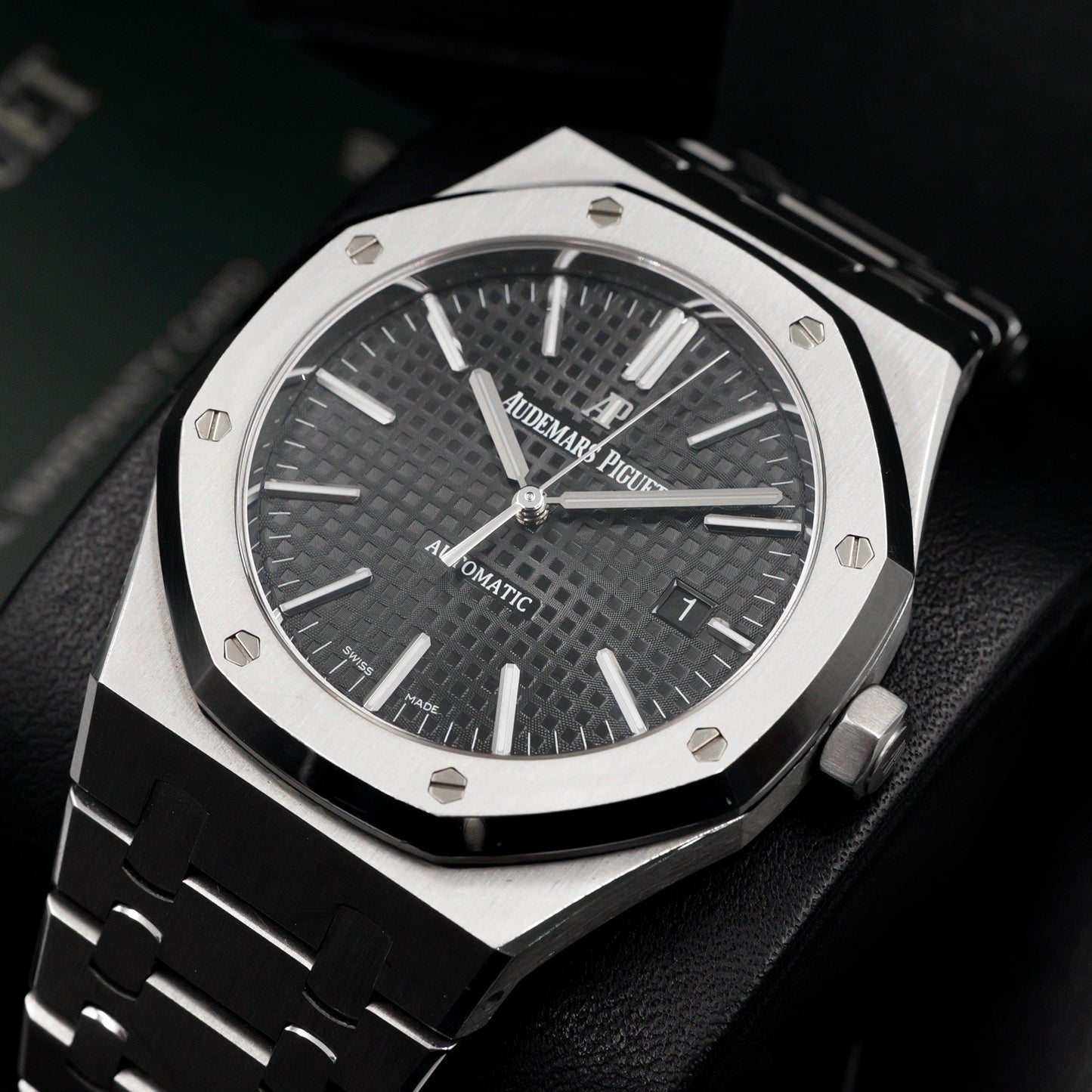 Audemars Piguet Royal Oak Selfwinding Black Dial 15400ST - Full Set (2018)