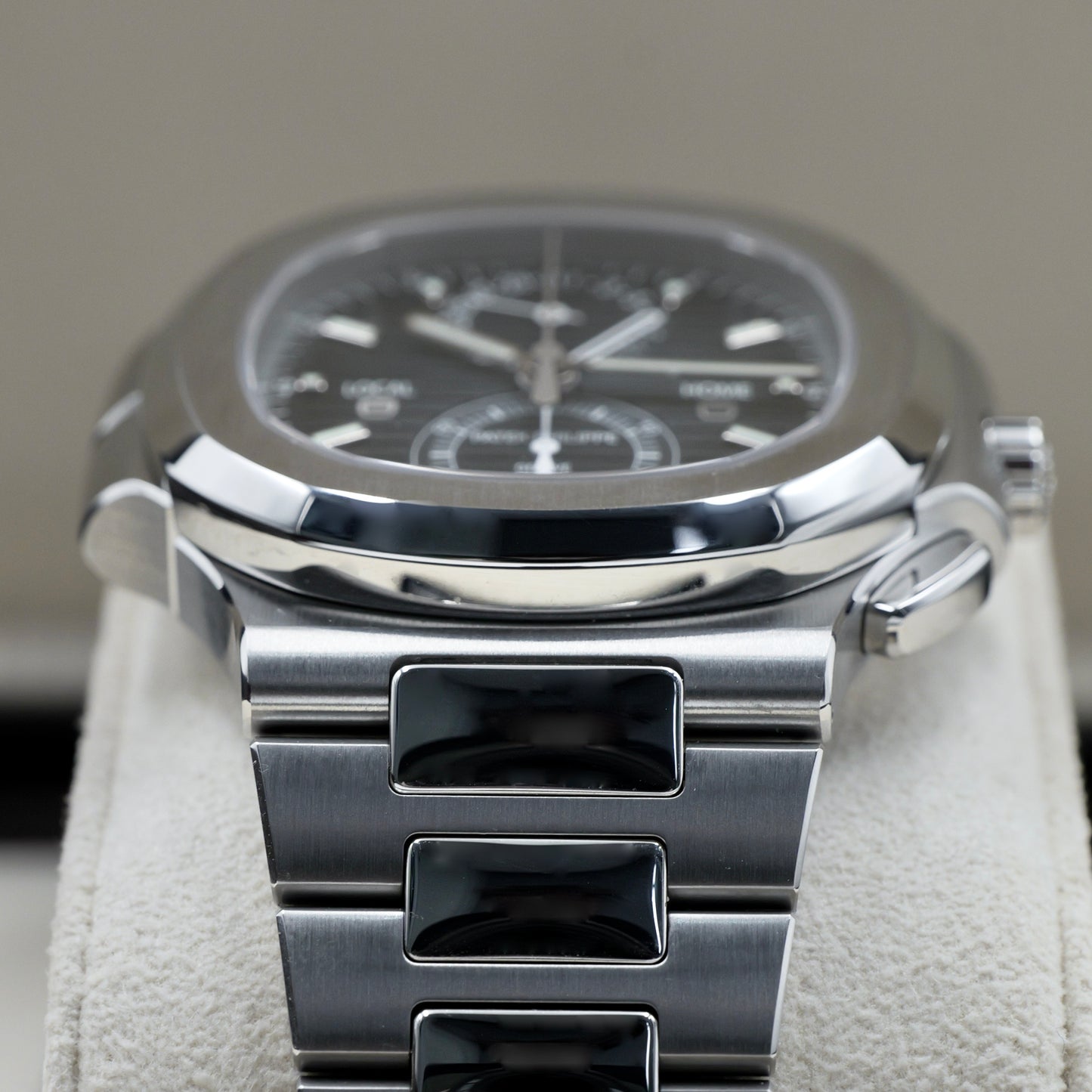 Patek Philippe Nautilus 5990/1A-011 - Full Set (2024)