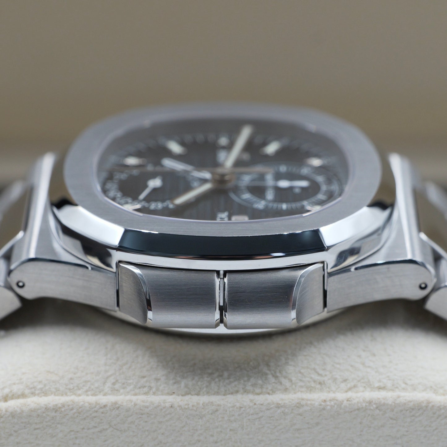 Patek Philippe Nautilus 5990/1A-011 - Full Set (2024)