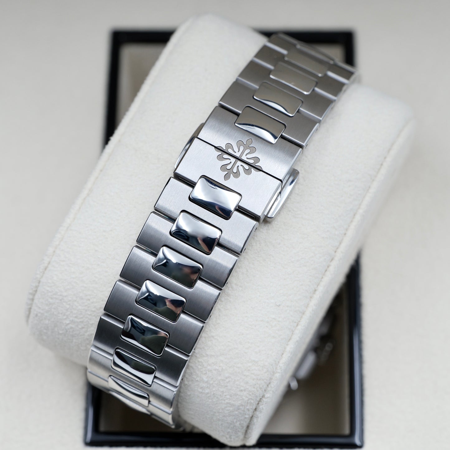 Patek Philippe Nautilus 5990/1A-011 - Full Set (2024)