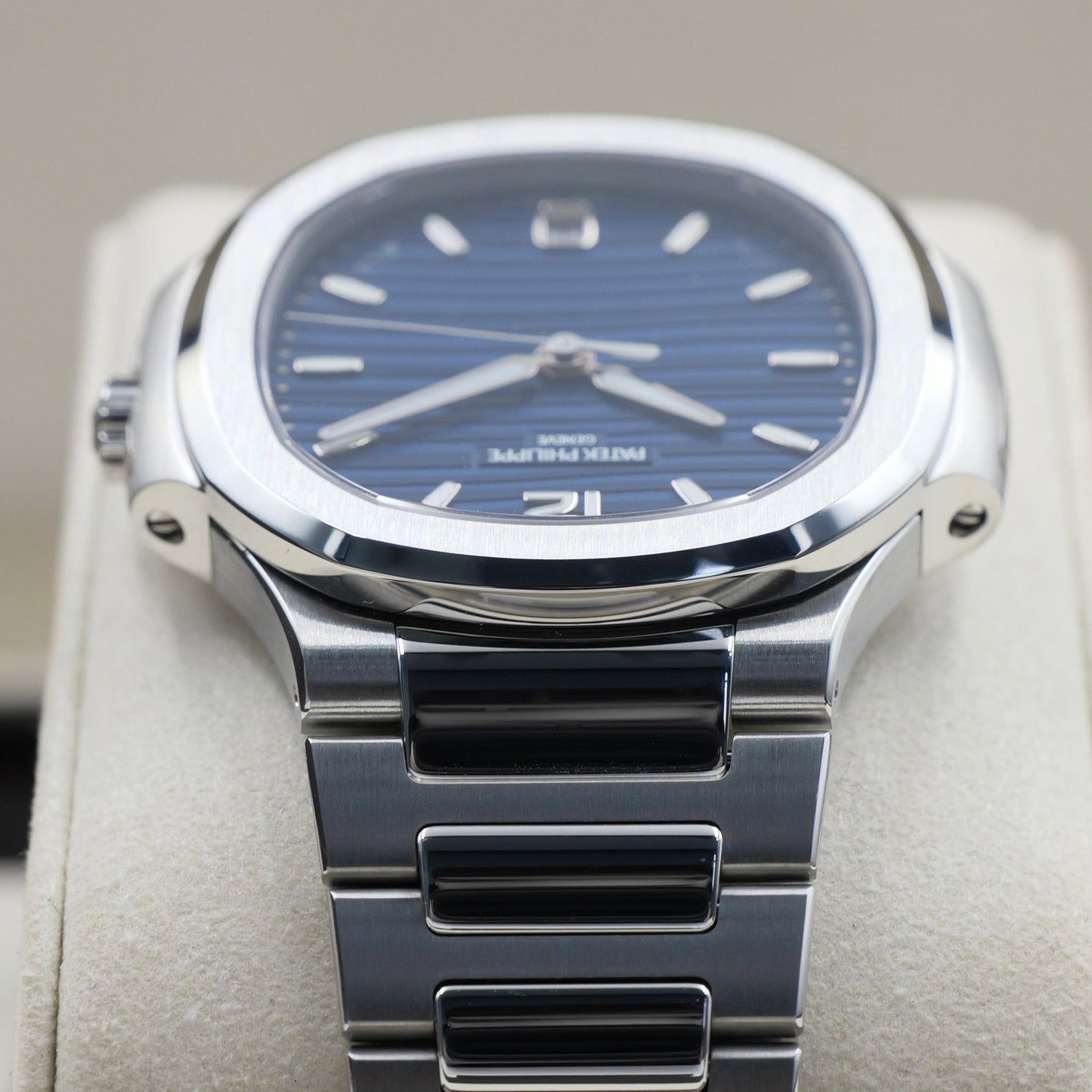 Patek Philippe Nautilus 7118/1A-001 - Full Set (2025)