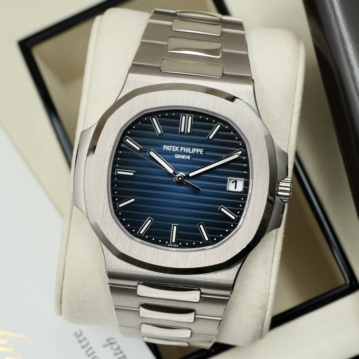 Patek Philippe Nautilus White Gold 5811/1G-001 - Full Set (2022)