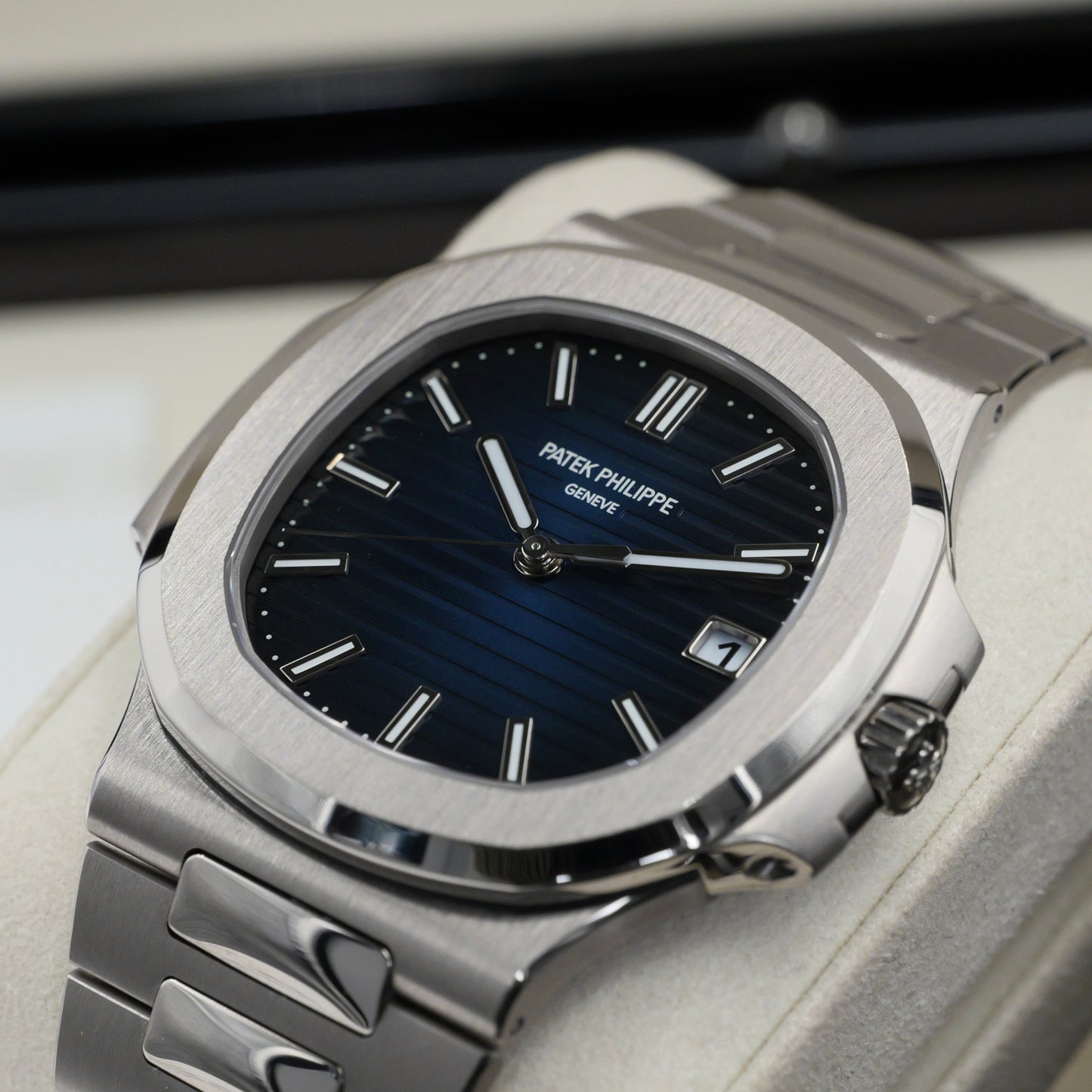 Patek Philippe Nautilus White Gold 5811/1G-001 - Full Set (2022)