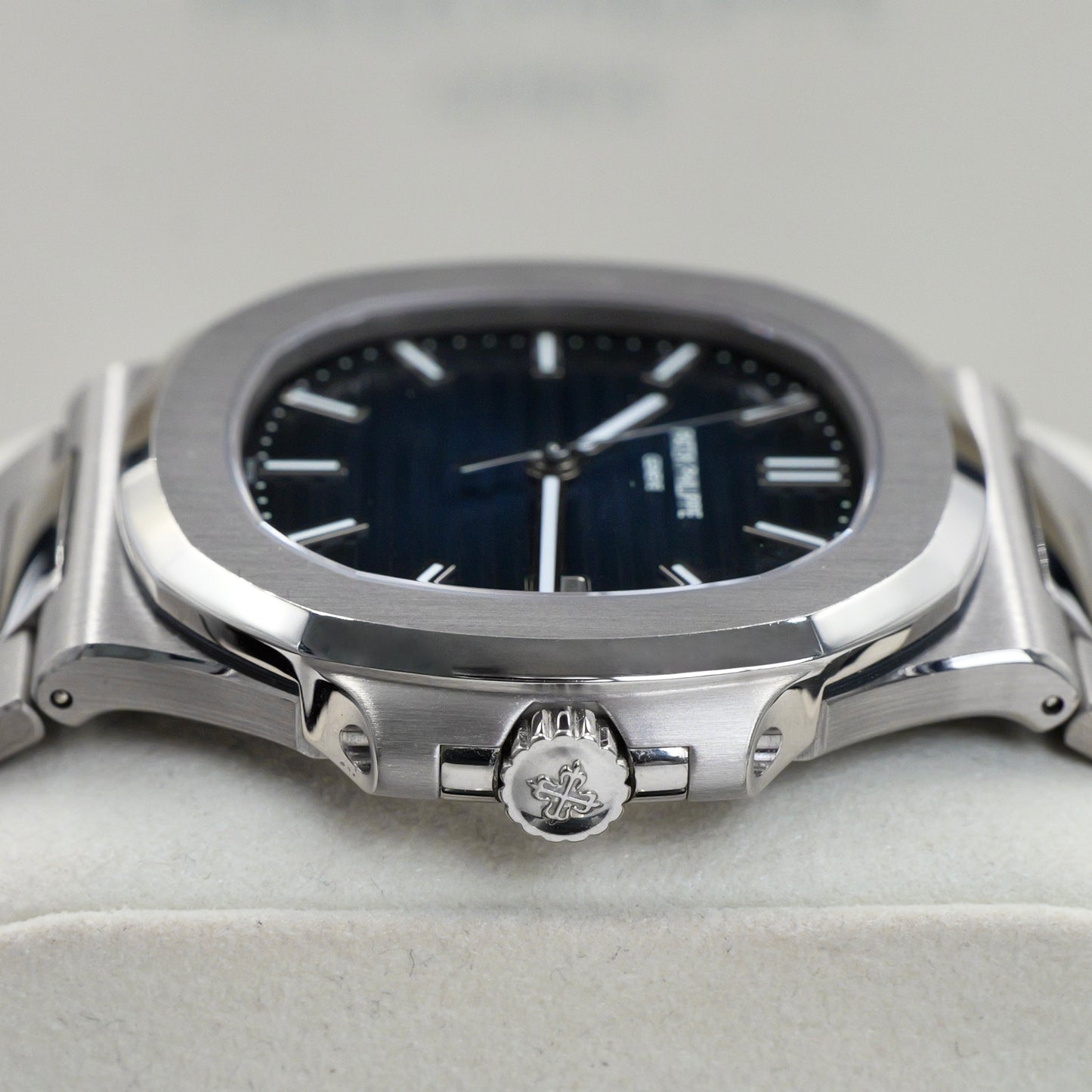 Patek Philippe Nautilus White Gold 5811/1G-001 - Full Set (2022)