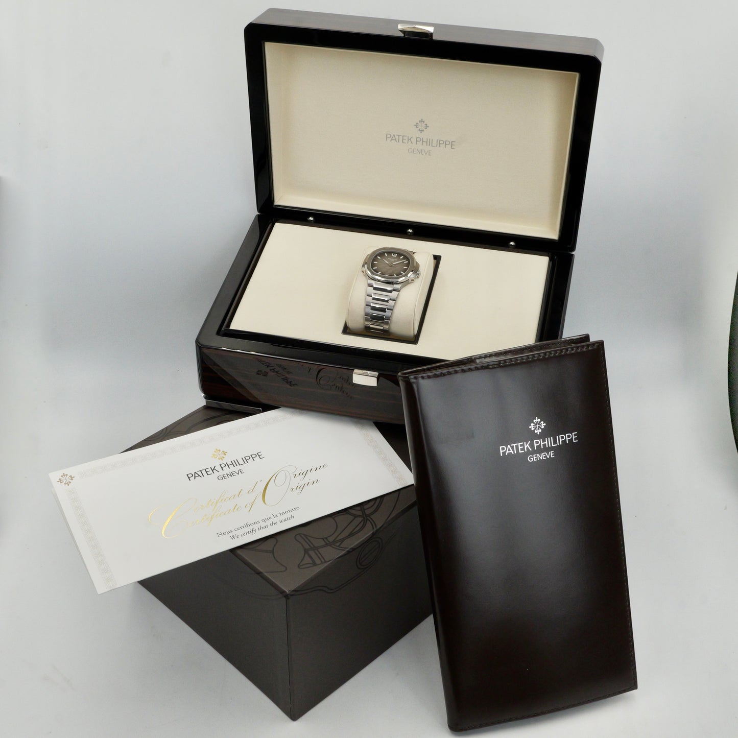 Patek Philippe Nautilus 7118/1A-011 - Full Set (2023)
