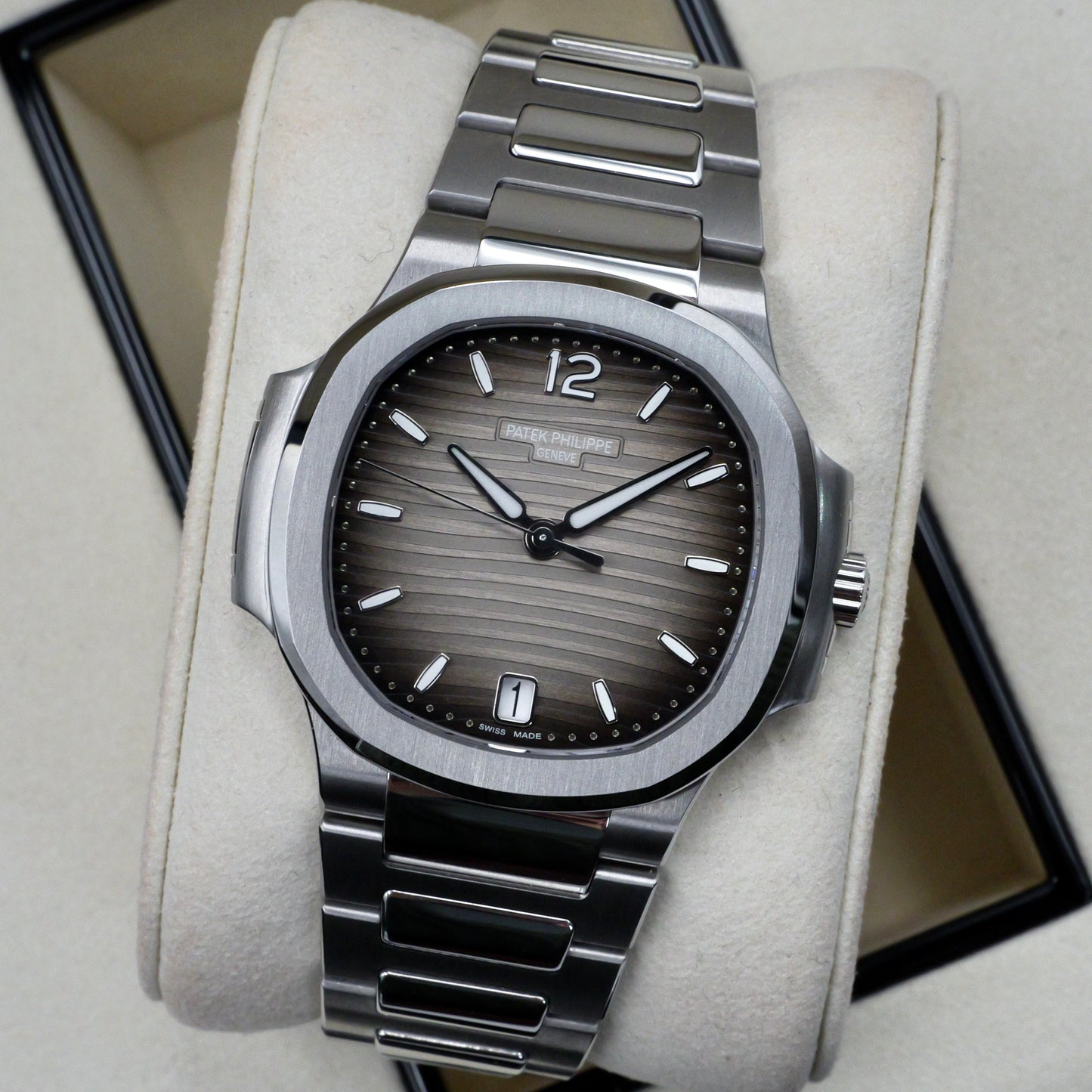 Patek Philippe Nautilus 7118/1A-011 - Full Set (2023)