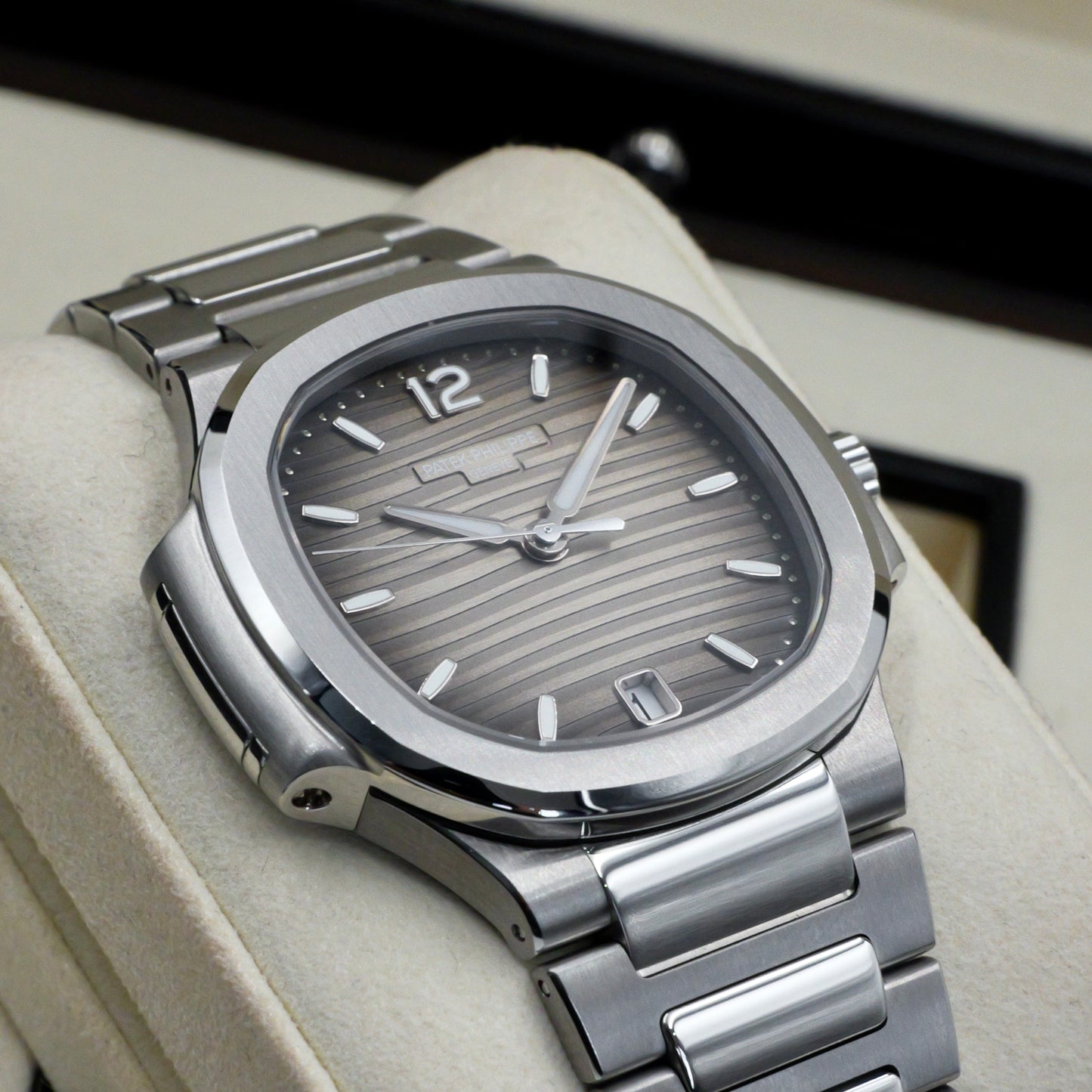 Patek Philippe Nautilus 7118/1A-011 - Full Set (2023)