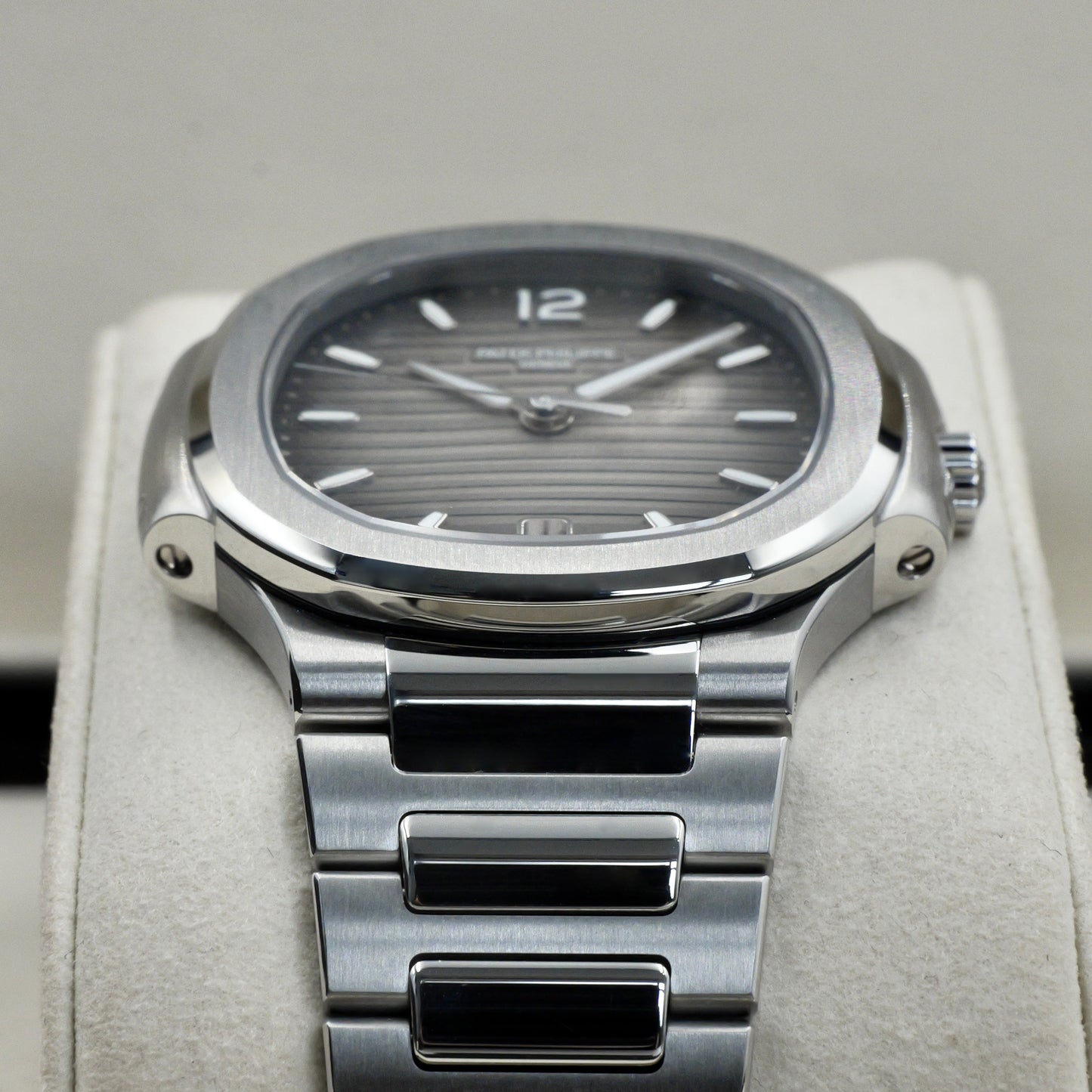 Patek Philippe Nautilus 7118/1A-011 - Full Set (2023)