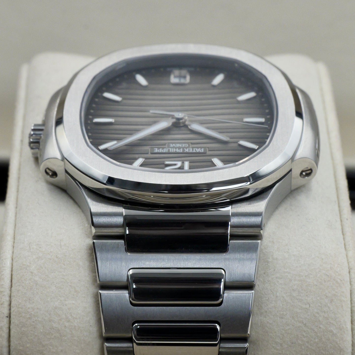 Patek Philippe Nautilus 7118/1A-011 - Full Set (2023)