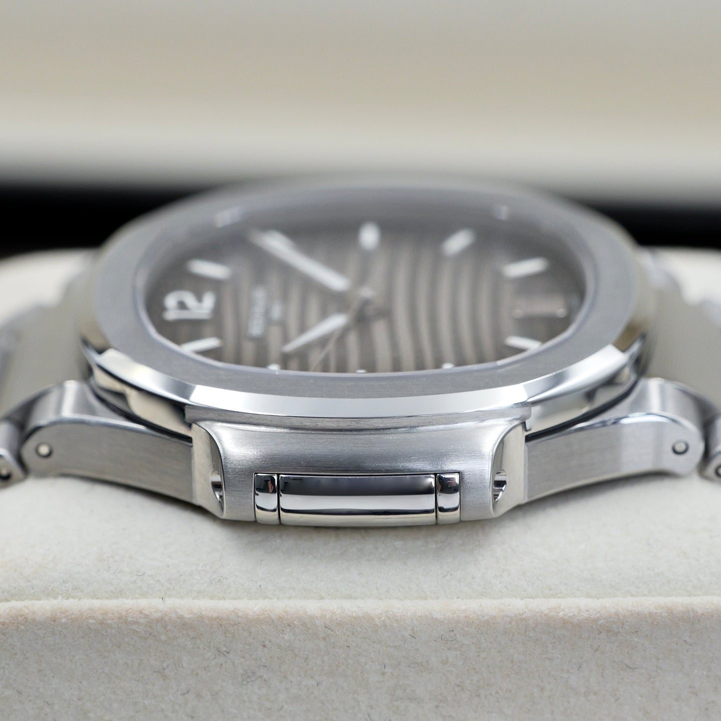 Patek Philippe Nautilus 7118/1A-011 - Full Set (2023)