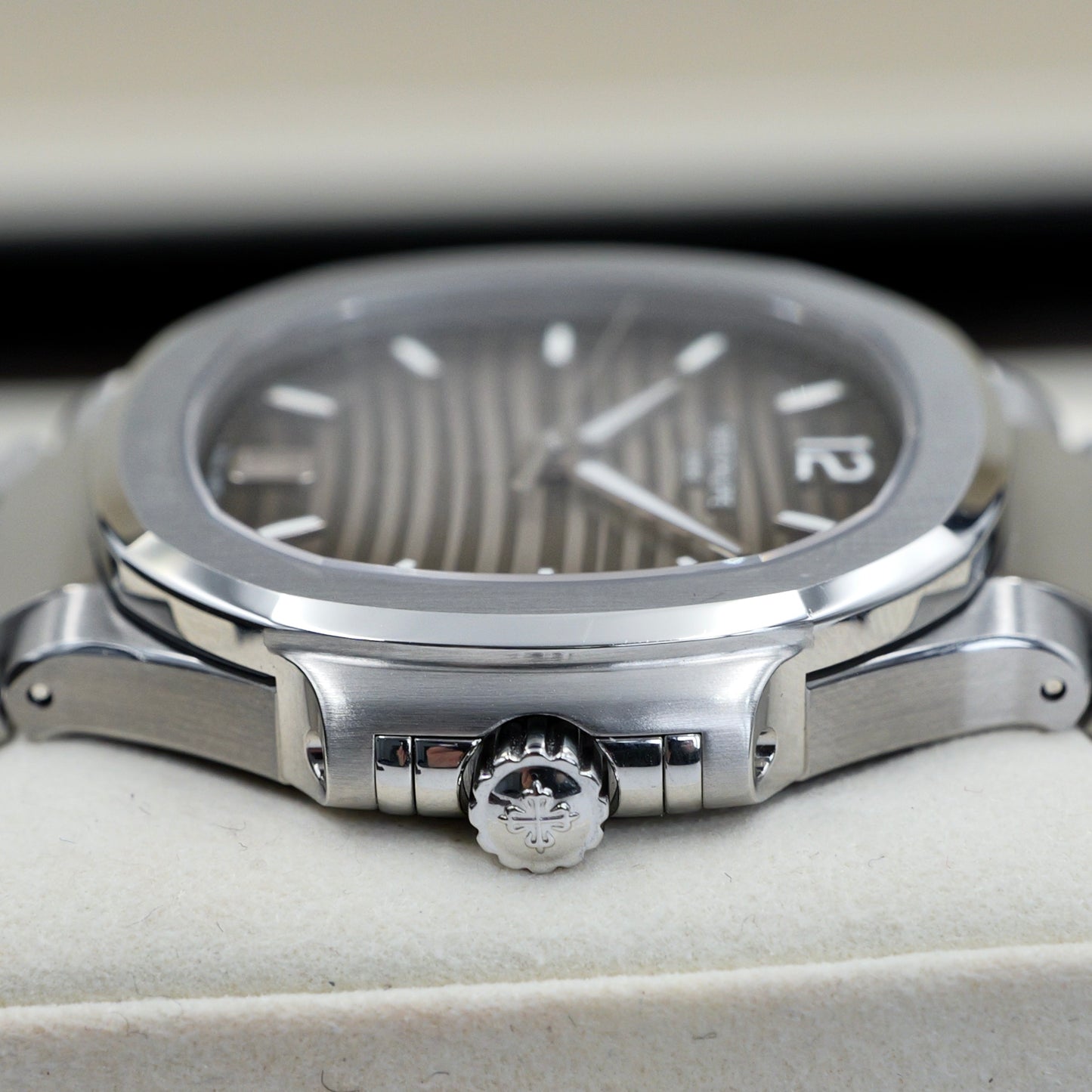 Patek Philippe Nautilus 7118/1A-011 - Full Set (2023)